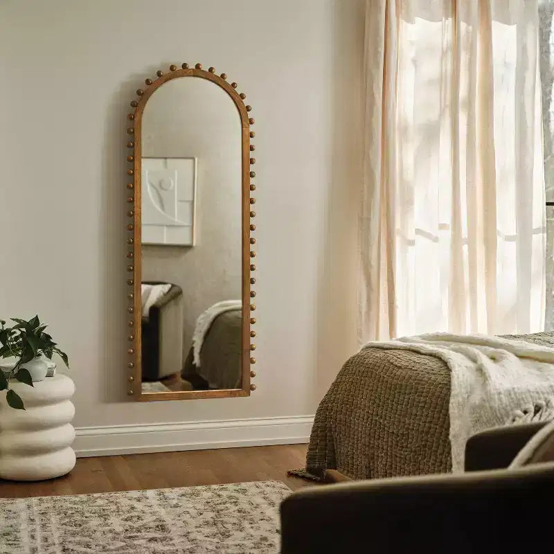 Miroir sur pied sculpté à perles de 25 po x 65 po