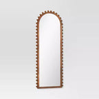 Miroir sur pied sculpté à perles de 25 po x 65 po