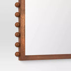 Miroir sur pied sculpté à perles de 25 po x 65 po