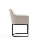Chaise de salle à manger moderne capitonnée en similicuir avec accoudoirs
